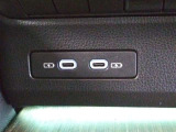 充電用USB端子付き。スマートフォンなどの充電に便利です。