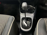 気持ちよく操作できるゲート式シフトレバー!