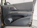 運転席ドア内張はご覧の通り。ドアポケットの収納もバッチリです