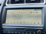 マットブラックにホワイトのLIBERALAのロゴの建物と看板が目印です。