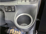 便利なカップホルダーを装備しています。 缶ジュースを開けて運転していると振動で倒れないかヒヤヒヤ、意外と置き場に困るもの。 意外に重要な装備ですね。