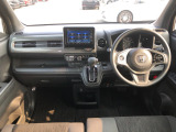 【インパネ全体】手が届きやすく、どなたでも運転しやすいです。シンプルで使いやすい設計になっています!