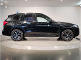 【BMWの伝統-3】BMWのお車は、“駆け抜ける歓び”を体現しております。走行の安定性とコーナリングの良さを追求し、思い通りにハンドルの操作可能です。