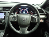 ハンドル左側にはオーディオ操作が出来るオーディオリモートコントロールスイッチ、右側にはHonda SENSINGとオートクルーズコントロールのスイッチを装備!