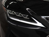 LEDヘッドランプにはアダプティブハイビームシステム「AHS」を採用。光検出カメラで車両検出をし、先行車や対向車に直接ハイビームを当てないように部分遮光します。