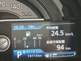 平均燃費や速度、そのほかには残量のガソリンで走行可能な距離を教えてくれます。