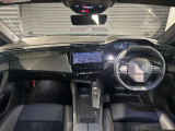 スッキリとまとめられた運転席周りで、運転を楽しくさせる内装です。まさにcockpitです!