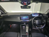 スッキリとまとめられた運転席周りで、運転を楽しくさせる内装です