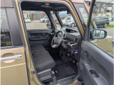 前席はしっかりとした作りで長距離運転も疲れにくいです☆