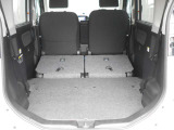 リアシートを倒すとほぼフラットで積み降ろしのしやすい荷室が広がります。