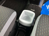 運転席と助手席の間にはドリンクホルダーがあります。