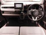 視界広々で非常に運転しやすくロングドライブでも疲れを感じさせないすっきりとまとまったインパネ周りです。