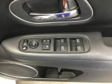 電動格納式リモコンドアミラーと、パワーウィンドウスイッチ等は運転席ドアにあります。