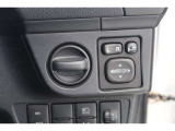 【電動格納ドアミラー】運転席からボタンでドアミラーの角度調整や格納が可能です。