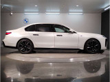 【BMWの伝統-3】BMWのお車は、“駆け抜ける歓び”を体現しております。走行の安定性とコーナリングの良さを追求し、思い通りにハンドルの操作可能です。