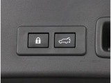 パワーリヤゲートを搭載しておりますので、ワンタッチでリヤゲートの開閉が楽々!