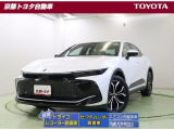 大胆なイメージチェンジを図り、セダンとSUVを融合させた斬新なスタイルの【クラウンクロスオーバー】HV・4WD。この車は、当社試乗車として使用していた車です。車検整備後にご納車となります。