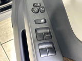 【電動格納ミラー】サイドミラーは電動格納式となっており、狭い駐車場でもキズがつくリスクを抑えられます。