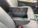 ちょっとした小物を入れられる運転席アームレスト