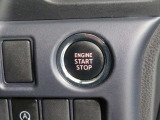 エンジンスタートスイッチです。キーが車内にあれば、エンジンの始動や停止はスイッチを押すだけ!キーを取り出す手間を省き、ワンプッシュで操作できるので簡単でスムーズです。