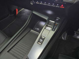 シフトレバーも操作性良く出来ています。運転縞柄ドライブモードを切り替え可能です。