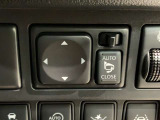 狭い駐車場で便利な電動格納ドアミラーが付いています。