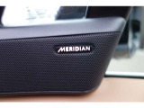英国のオーディオメーカーMERIDIAN Audioは、その優れたサウンドで高い評価を受けています。数々の受賞歴を誇る同社のサウンドシステムは、長年にわたる音響心理学の研究をもとに、リアルなサウンドを実現。