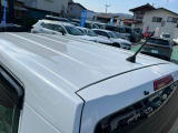 目立つキズ凹み等はありませんが、中古車という商品の特性ルーフには子キズや塗装しみがあります