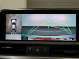 バックの苦手な人にも安心の、カーナビの画面で車両を上から見たような映像を確認出来るパノラミックビューモニター付きなので安心感UPです