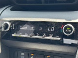 【 オートエアコン 】車内温度を感知して自動で温度調整をしてくれるのでいつでも快適な車内空間を創り上げます。