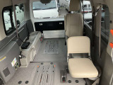 後部、補助シートで車いすの方とも近いので介護される方も安心です。