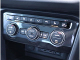 納車前点検では71項目にわたる厳しいチェックを行い、《エンジンオイル》、《オイルフィルター》、《ワイパーブレードゴム》を交換して納車いたします。
