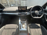 D型ハンドルのA4AVです。AAA東大阪ではAudiの定める100項目に及ぶ納車前の法定点検整備を無料で実施後、ご納車しております。納車整備費用を別途いただくことはございません。