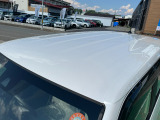 目立つキズ凹み等はありませんが、中古車という商品の特性ルーフには子キズや塗装しみがあります