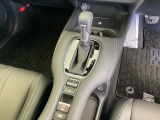 シンプルでとても使いやすいフロアシフトに、パーキングブレーキは電子制御パーキングブレーキです。