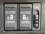 【両側パワースライドドア】スマートキーや運転席のスイッチで後席両側スライドドアの開閉が可能♪電動だから力を入れてドアを開ける必要が無く、小さなお子様でも簡単に開け閉めでき快適です♪