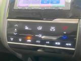 【オートエアコン】一度お好みの温度に設定すれば、車内の温度を検知し風量や温度を自動で調整。暑い…寒い…と何度もスイッチ操作をする必要はありません。快適な車内空間には必須の機能ですね♪