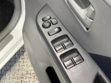 【電動格納ミラー】サイドミラーは電動格納式となっており、狭い駐車場でもキズがつくリスクを抑えられます。