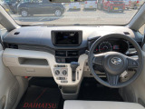 広々とした駐車場をご用意しておりますので、運転が苦手な方でもご安心ください。また、大型の屋根がございますので、雨に濡れることなくご移動できます。