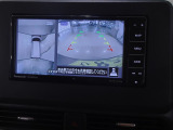 パノラミックビューモニター付きです。車両を上から見たような映像をディスプレイ画面上に表示。運転席からの目視だけでは見にくい、車両周辺の状況をリアルタイムでしっかり確認できます。