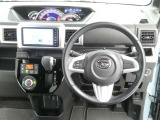 【徹底洗浄クリーニング実施済】運転席からの視界はこんな感じです☆お気軽にご来店いただき、実際に座って是非お確かめください。ドライバーに寄り添う快適な操作フィールをもたらすステアリングです。