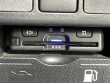 【ETC】有料道路を利用する際に料金所で停止することなく通過できる、ETC車載器(ノンストップ自動料金収受システム機器)が装備されています。セットアップを行うことで利用可能になります。