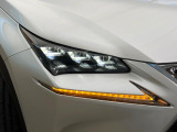 【三眼LEDヘッドライト】スタイリッシュな見た目の三眼LEDヘッドライトを装備♪スタイルだけでなく、夜間の走行も視界良好で安心してお乗りいただけます。