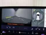 上から車両を見下ろしたような映像をナビゲーション画面に表示する「パノラミックビューモニター(床下透過表示機能付き)も搭載しています。