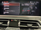 衝突被害軽減ブレーキと車線逸脱警告がついています。