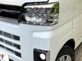 【LEDヘッドライト】悪天候や夜間走行時も良好な視界を確保し安心して運転できる高輝度LEDヘッドライトを装備!点灯速度が早く、消費電力も抑えられています。