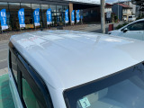 目立つキズ凹み等はありませんが、中古車という商品の特性ルーフには子キズや塗装しみがあります