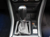 CX-3のシフトレバーです。MTモード付きの6ATで、しなやかな走りを支えます。また、足元にはフロアマットも装着済みです。