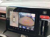 【全方位モニター】  とても分かりやすい、クルマの上から見下ろしたような映像で、駐車サポートをしてくれます。