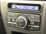 【オートエアコン】一度お好みの温度に設定すれば、車内の温度を検知し風量や温度を自動で調整。暑い…寒い…と何度もスイッチ操作をする必要はありません。快適な車内空間には必須の機能ですね♪